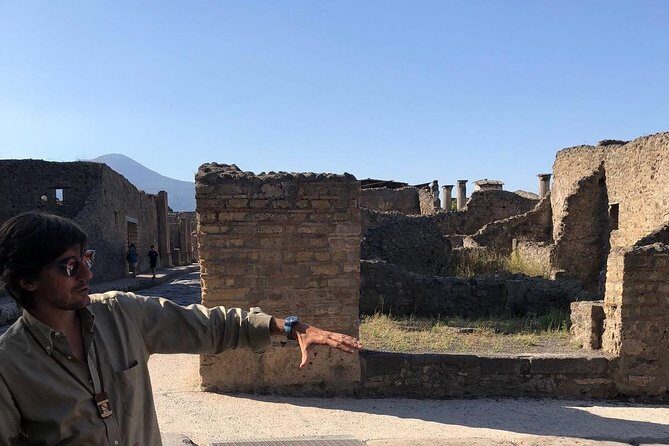 2 Hours Private Walking Tour in Pompeii with an Archaeologist - Where you meet at Piazza Esedra and how the walk is paced