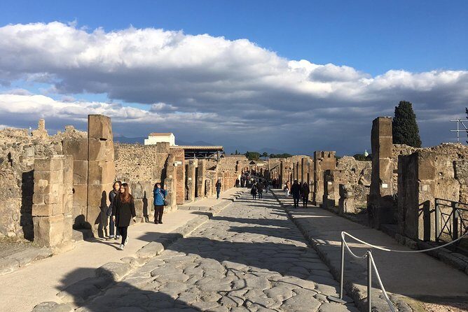 3-Hours Private Walking Tour in Pompeii with an Archaeologist - Hidden spots off the main routes: what you gain by not following the crowd