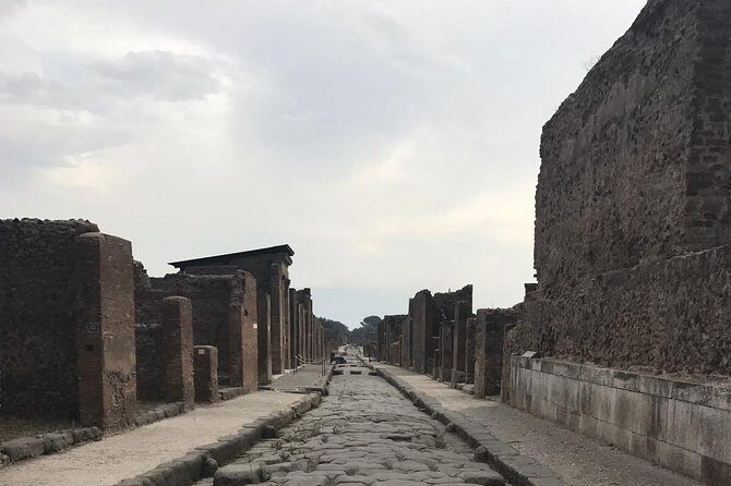 Ancient Pompei in the afternoon - The guide matters: Glauco Messina in a small-group setting