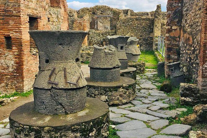 Day trip to Pompeii from Naples - On-board audio in 5 languages: useful context during the ride