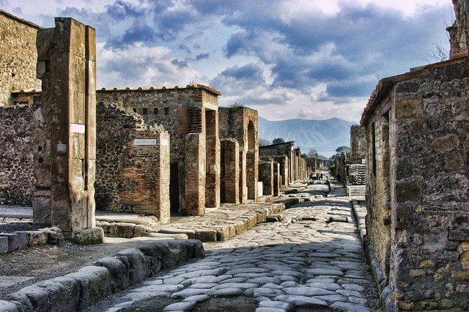 Discovering Pompeii and Herculaneum - VIP Tour with Lunch - Lunch after Pompeii: refuel without losing the flow