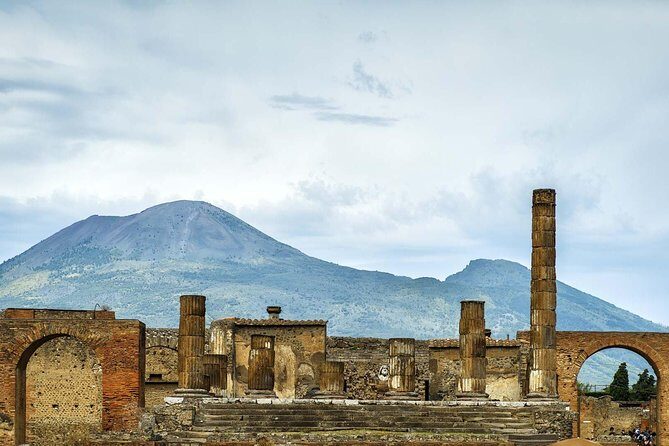 Exclusive Pompeii with Wine and Lunch on Vesuvius-Skip-the-line - Teatro Grande and Antiquarium: entertainment and the emotional context