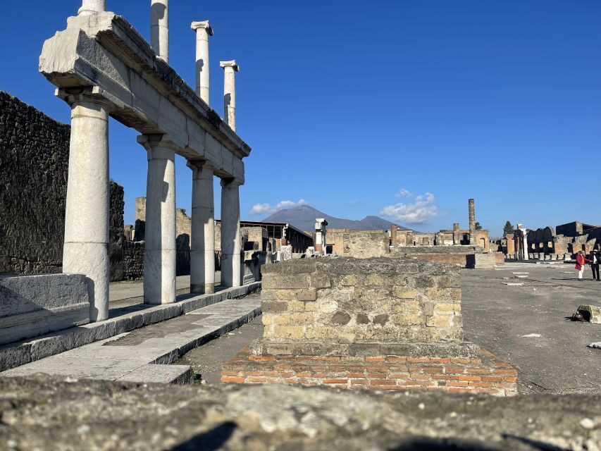 From Naples: Pompeii Guided Tour with Skip-the-Line Tickets - Beyond the big monuments: shops, bakeries, and housing blocks