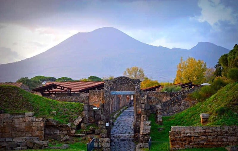 From Rome: Pompeii and Vesuvio Guided Day Trip with Lunch - Lunch in Pompeii: Pizza, Dessert, and the “Light” Part That Confuses People