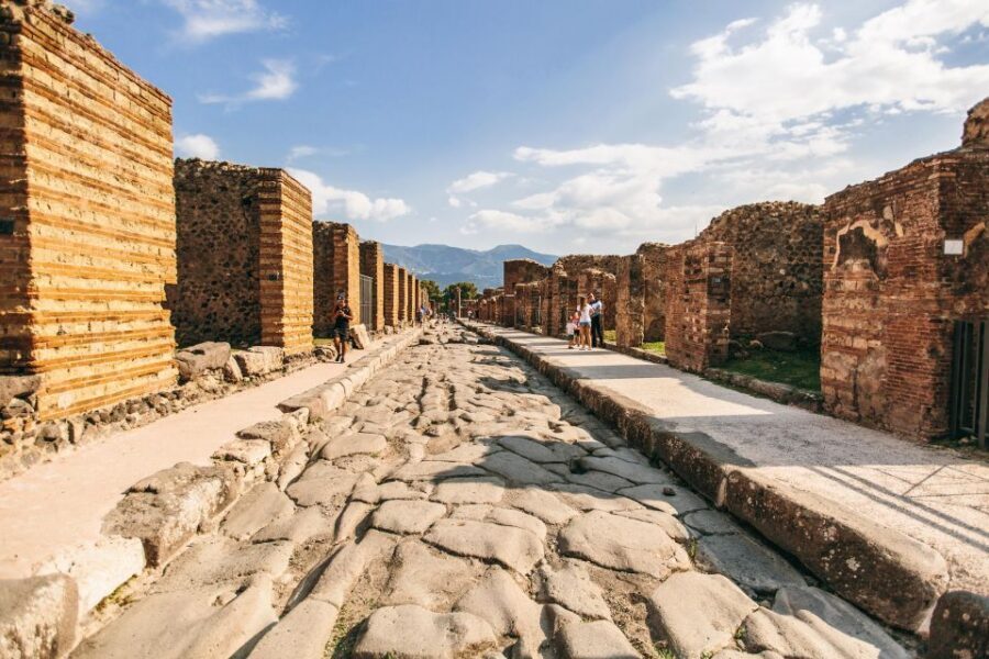 From Sorrento: Pompeii with an Archaeological Guide & Ticket - Getting started: Bar Kontatto pickup and the Sorrento-to-Pompeii coach ride