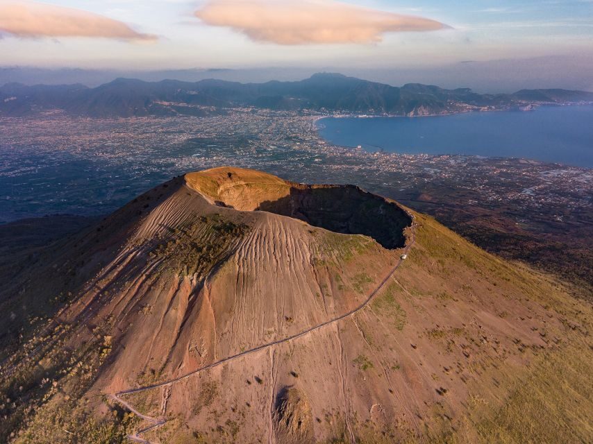 From Sorrento: Semiprivate Vesuvius Tour - A four-hour circuit from Sorrento to Vesuvius