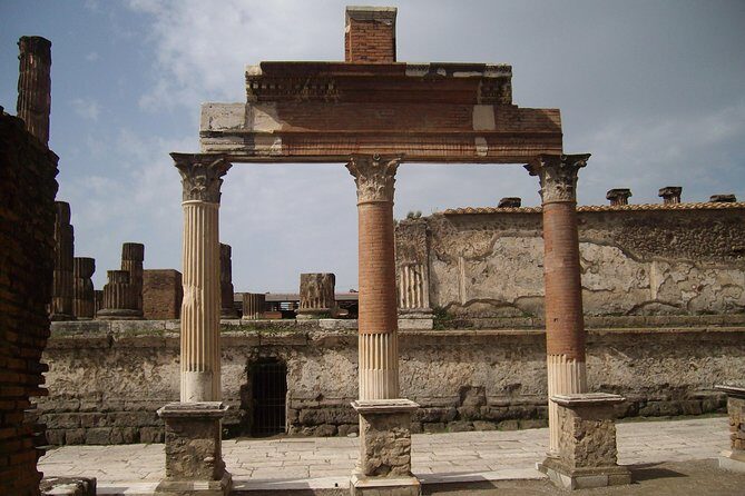 Guided Tour of Pompeii and Herculaneum with Lunch and Ticket - Frescoes and Fresco-Like Drama: Augustales and the Largest House