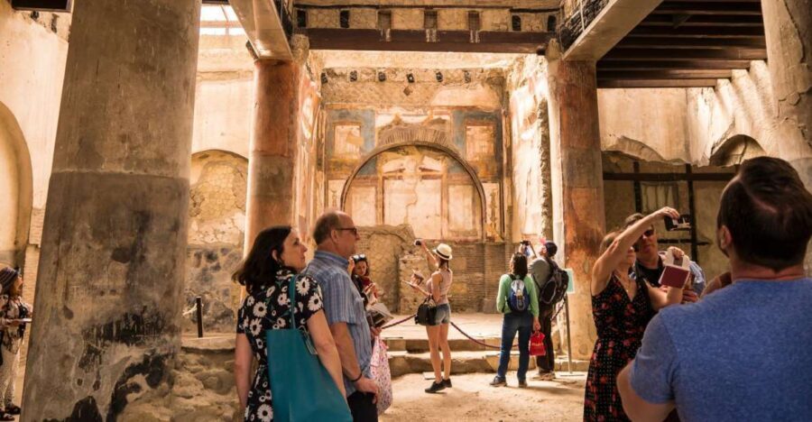 Herculaneum: Private Walking Tour with Archeologist Guide - Why Herculaneum feels different from Pompeii