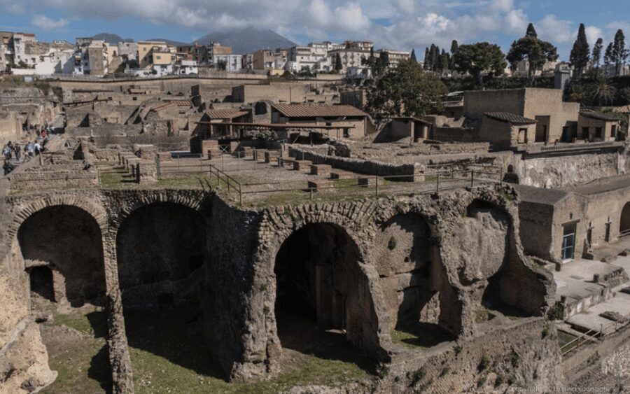 Naples: Herculaneum Entry Ticket with Digital Audio Guide - Villas and Daily Life: Wealth, Work, and Hard Contrasts