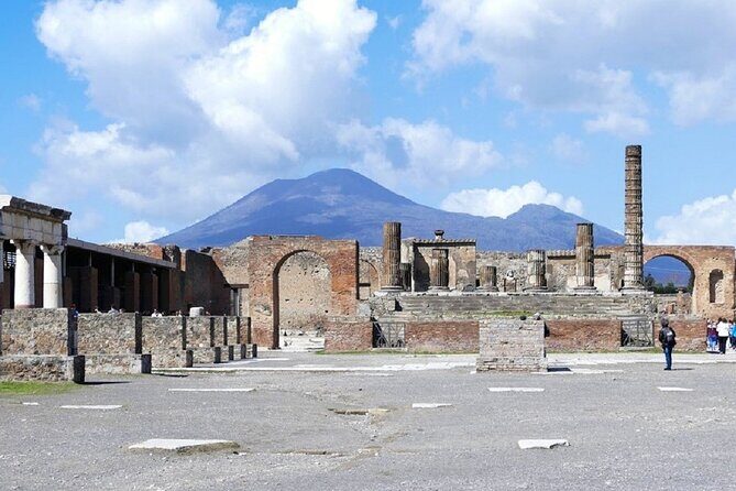 Naples, Pompeii and Vesuvius full day tour from Naples - Lunch Break: Pizza and a Drink That Keeps the Day Moving
