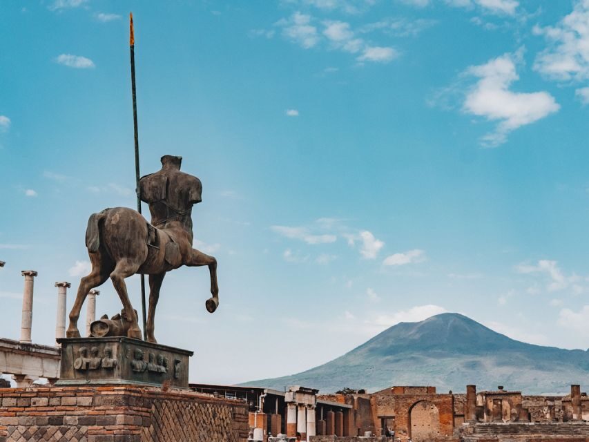 Pompei: Pompeii and Vesuvius Combo with Transfer and Tickets - Pompeii ruins in two hours: what an audio guide lets you do