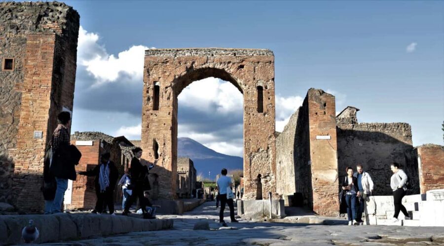 Pompeii : 2h small group tour with an archeologist - Express entrance: saving time at the gate