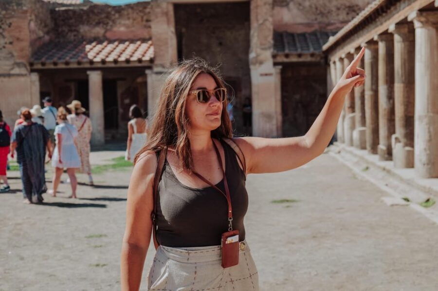 Pompeii 3hours Villa of Mysteries tour with an Archaeologist - Which guide style you’ll likely feel (based on past departures)