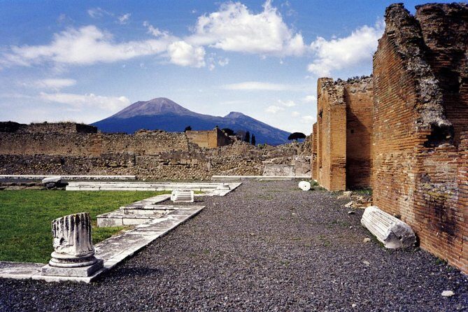 Pompeii and Mount Vesuvius Day Trip from Naples with Lunch - Naples Pickup and the 40-Minute Run to Pompeii