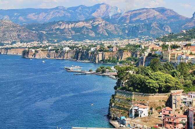 Pompeii and Sorrento Day Trip from Naples - One hour in Sorrento: narrow streets, shops, and Villa Comunale views