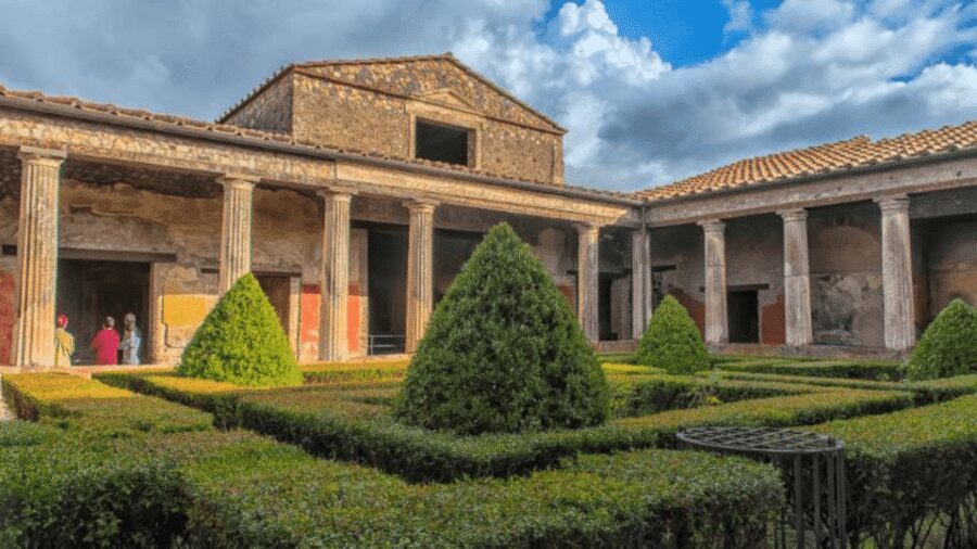 Pompeii Audioguide - TravelMate app for your smartphone - Listening strategy: offline mode, earphones, and signal reality