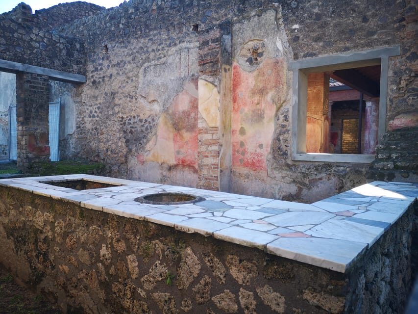 Pompeii: Guided Day Trip to Ruins and 2 Wineries Visits - The Meeting Point and How the Day Starts
