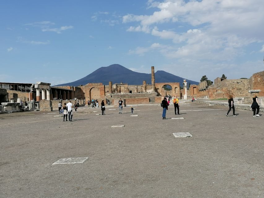 Pompeii: Guided Tour with Archaeologist with max. 12 People - Starting at the Suisse Restaurant: meeting fast, then getting moving