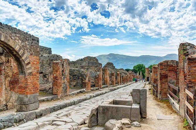 Pompeii Half Day Trip from Naples - Group size, hearing, and the “standing placement” problem