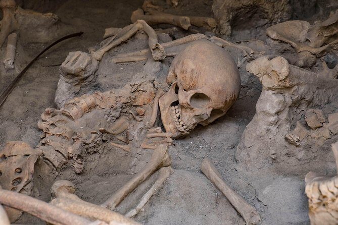 Pompeii, Herculaneum and Winery on Vesuvius with an Archaeologist - Insula dei Casti Amanti and why the city feels alive
