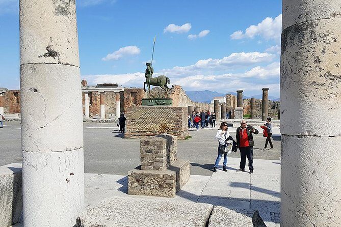 Pompeii Skip-the-Line Tour for Kids & Families with Archaelogist - Casa del Menandro and Daily Streets in One Strong 2-Hour Package