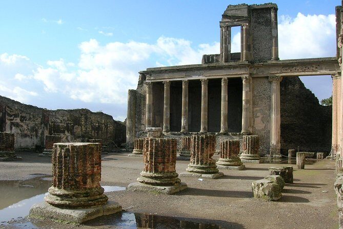 Pompeii: Small Group Tour with an Archaeologist - Basilica, baths, temples, and theater: how Romans spent their time