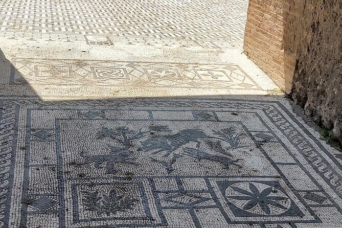 Pompeii tour with archaeologist - Hotel Vittoria gateway and the Cave Canem mosaic