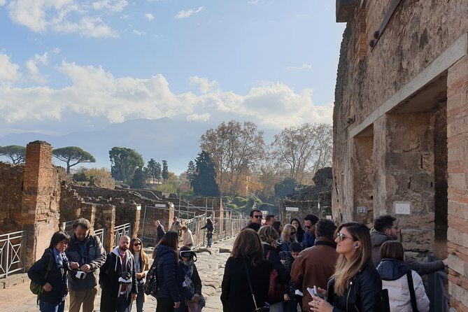Pompeii tour with entrance ticket! - Inside the ruins: using the augmented reality visor the right way
