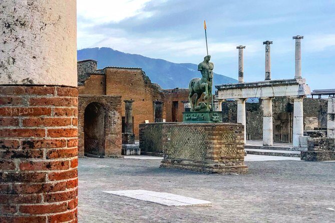 Pompeii & Vesuvius with Lunch & Wine Tasting from Positano - What makes the guides matter (and which guides you might get)