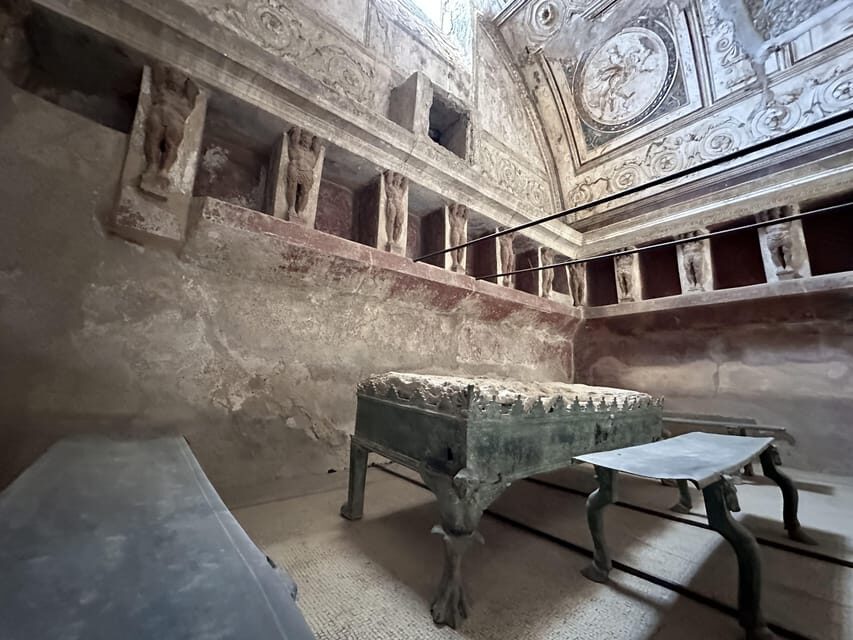 Pompeii VIP 3h Tour: Skip-the-line with your Archaeologist - Via dell’Abbondanza and the “Fugitives” Garden: seeing what happened