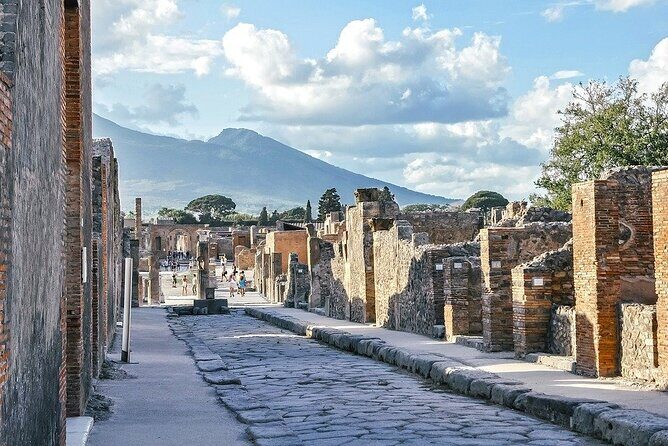 Pompeii Walking Tour: The Real History of the Ruins - Meeting at InStazione and Getting to Porta Anfiteatro on Time