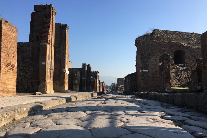 Pompeii with an archaeologist, small group!!! - Timing strategy: fewer crowds, less heat, better photos
