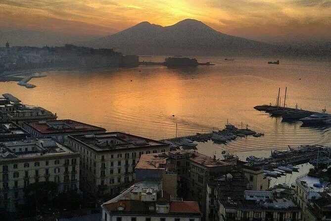 Private Guided Tour Of Naples Historic Center & Pompeii - Pizza margherita at the oldest pizzeria: simple, done right