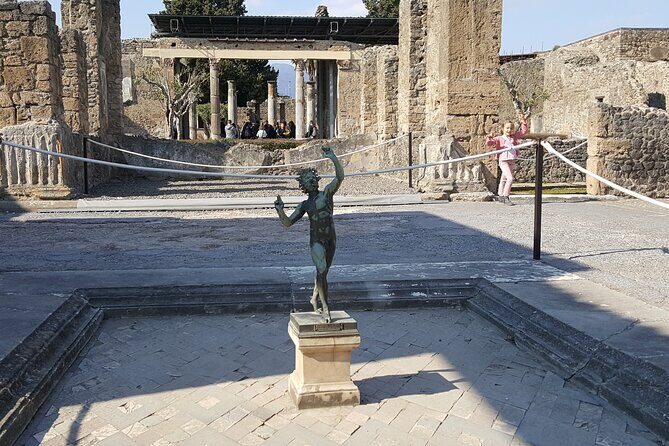 Private half-day tour with expert guide in the archaeological site of Pompeii - Stop 2: Foro de Pompeya and why the Forum matters