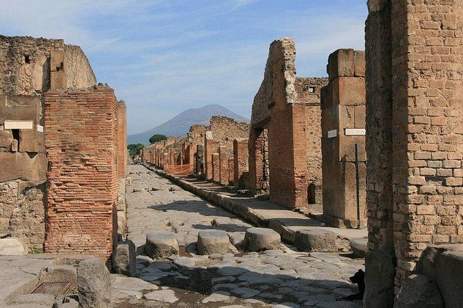 Private Pompeii Day Trip from Rome - The ride south feels like a prequel to Pompeii