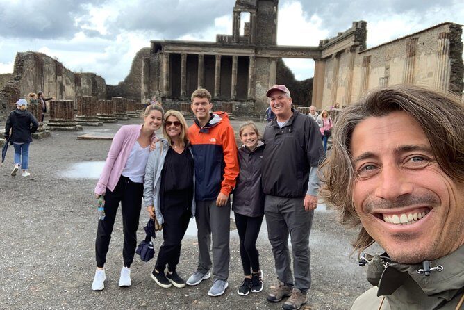 Private Tour of Pompeii - Starting at Via Villa dei Misteri: a simple, practical meetup