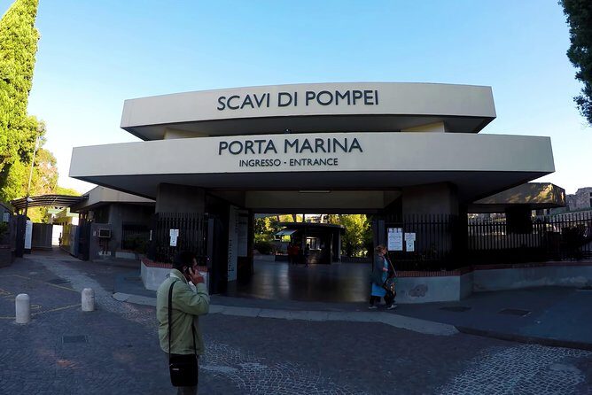 Private Transfer Naples to Sorrento with option of a Stop in Pompeii - Getting picked up (and not losing time) at airports and train stations