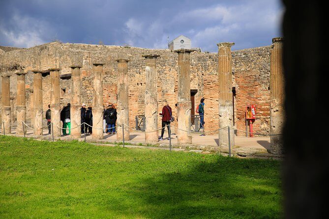 Skip-the-lines Private Tour of Pompeii Including the Theatre the Forum and all Highlights - Via dell’Abbondanza: walking the city like you mean it