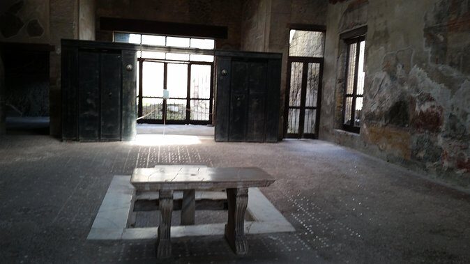 Tour in the ruins of Herculaneum with an archaeologist - What makes the value feel “fair” here