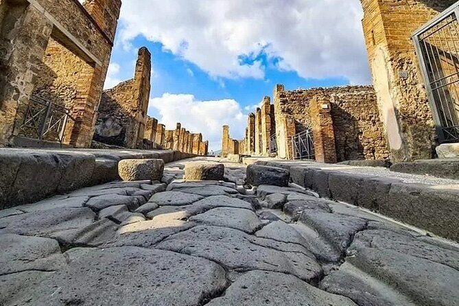 Transfer Naples airport/station to Sorrento with stop in Pompeii - Door-to-door Naples to Sorrento, with a Pompeii stop
